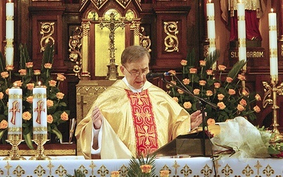 Podczas Eucharystii z okazji 50-lecia kapłaństwa w kaplicy sióstr boromeuszek w Gliwicach 23 czerwca 2009 roku.