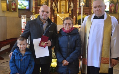 Pan Michał z żoną Monika i synem Maciejem. Z prawej ks. proboszcz Marek Kita.