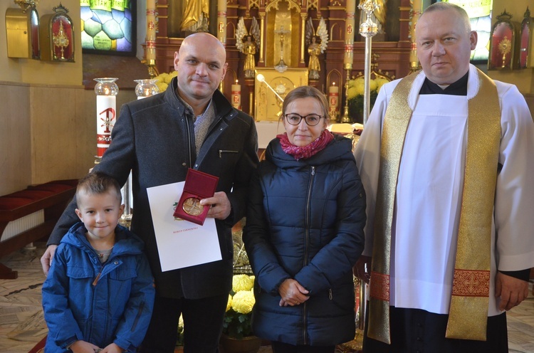 Pan Michał z żoną Monika i synem Maciejem. Z prawej ks. proboszcz Marek Kita.