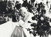 Papież podczas modlitwy na Majdanku.