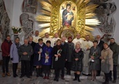 Po Mszy św. uczestnicy jubileuszowych uroczystości stanęli do wspólnej fotografii.