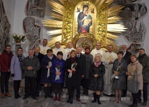 Po Mszy św. uczestnicy jubileuszowych uroczystości stanęli do wspólnej fotografii.