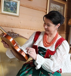 Śpiewanie i granie  to dla niej zarazem codzienność i święto.