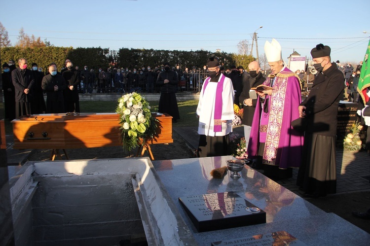 Dąbrowa Tarnowska pożegnała śp. ks. prał. Józefa Porembę