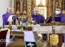 Uroczysta celebra pogrzebowa ks. Czachora w Kłodzku.