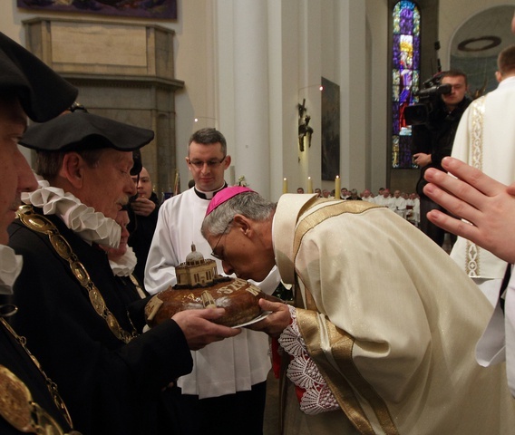 Archiwum. Ingres abp. Wiktora Skworca do katedry Chrystusa Króla w Katowicach