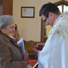 Pani Maria z Brzeska także otrzymała medal od biskupa
