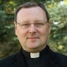 Biskup nominat urodził się i wychował w podwarszawskim Wołominie.