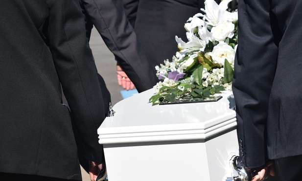 Czy wolno wprowadzić do kościoła trumnę z ciałem zmarłego na COVID?