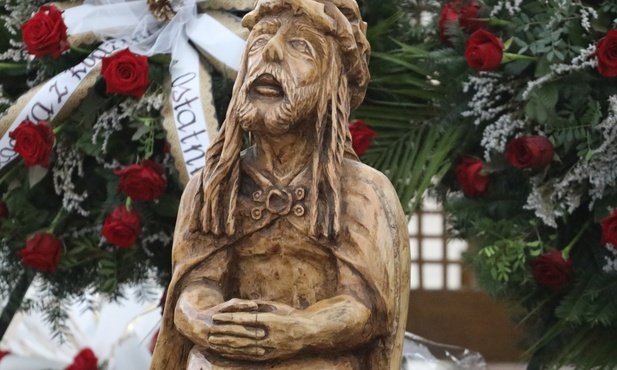 Figura Frasobliwego stanęła podczas pogrzebu przed trumną Stanisława Kwaśnego