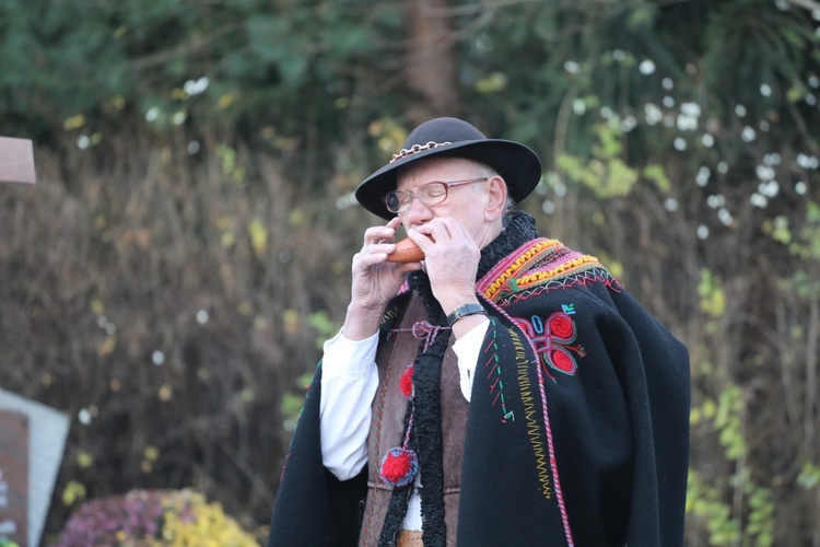 Nad grobem pożegnalną melodię zagrał znany muzyk ze Szczyrku - Antoni Gluza