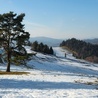 Beskidy. Trudne warunki na szlakach; góry są przybielone