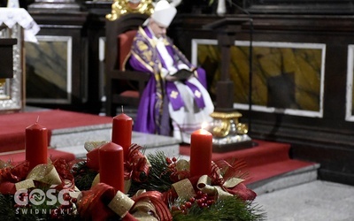 Bp Marek Mendyk w czasie pierwszej adwentowej liturgii.