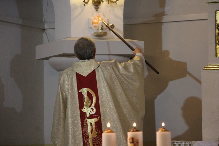 Ks. Roman Wawrzyniak najpierw namaścił ściany, a potem zapalił zacheuszki.