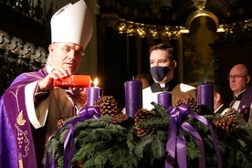 Bp Zbigniew Zieliński zainaugurował nowy rok liturgiczny oraz akcję Wigilijnego Dzieła Pomocy Dzieciom.