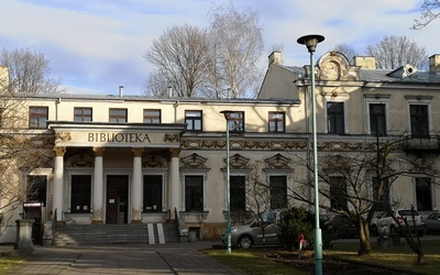 Książki można odbierać przed budynkiem biblioteki przy ul. Piłsudskiego 12.