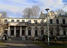 Książki można odbierać przed budynkiem biblioteki przy ul. Piłsudskiego 12.