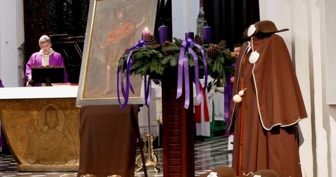 Symbolami jubileuszu są: płaszcz, kapelusz, laska i muszla pielgrzyma.