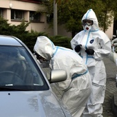 Dla pobrania wymazu nawet nie potrzeba wysiąść z samochodu.