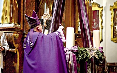 Biskup Pierskała zapalił pierwszą świecę na wieńcu adwentowym.