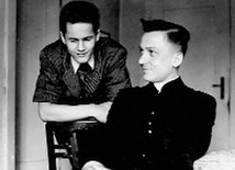 Ks. Zygmunt Nabzdyk (z prawej) z autorem tego  wspomnienia (Prudnik 1956).