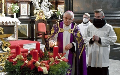 ▲	Przed rozpoczęciem liturgii godzin bp Marek Mendyk pobłogosławił wieniec adwentowy i odpalił na nim pierwszą świecę.