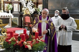 ▲	Przed rozpoczęciem liturgii godzin bp Marek Mendyk pobłogosławił wieniec adwentowy i odpalił na nim pierwszą świecę.
