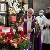 ▲	Przed rozpoczęciem liturgii godzin bp Marek Mendyk pobłogosławił wieniec adwentowy i odpalił na nim pierwszą świecę.
