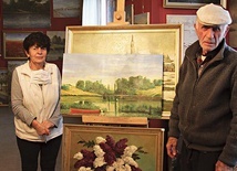 Artysta malarz Grzegorz Asłanian z żoną Elżbietą w domowej galerii.