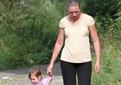▼	W podziękowaniu za wymodloną córeczkę Aneta Kurnikowska każdego roku pielgrzymuje z Karolinką na Jasną Górę.