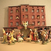 Jezus narodzony w „chlywiku” przy śląskim familoku – dzieło autorstwa Leona Kampki z Chorzowa.