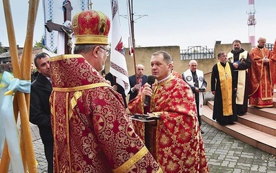 	Ksiądz Trochanowski wita bp. wrocławsko-gdańskiego podczas uroczystości 60-lecia parafii wałeckiej – rok 2019.