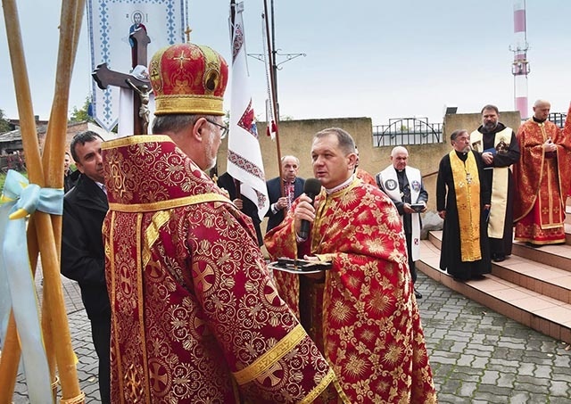 	Ksiądz Trochanowski wita bp. wrocławsko-gdańskiego podczas uroczystości 60-lecia parafii wałeckiej – rok 2019.