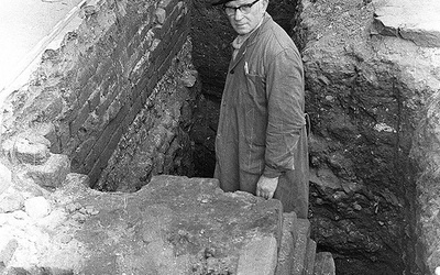 	Ojciec Adam w wykopie przy fundamentach dawnej wozowni kompleksu zakonnego.
