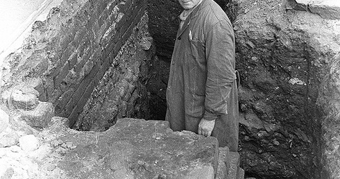 	Ojciec Adam w wykopie przy fundamentach dawnej wozowni kompleksu zakonnego.