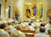 Aleja świętych kapłanów w domu księży emerytów w Lublinie