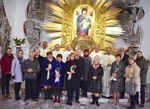 Pamiątkowe zdjęcie po Mszy Świętej.