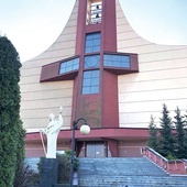 W okazałej świątyni od 1992 roku sprawowana jest Eucharystia.