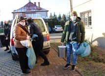 Streetworkerzy ze Strażą Miejską rozwożą gorące posiłki bezdomnym.