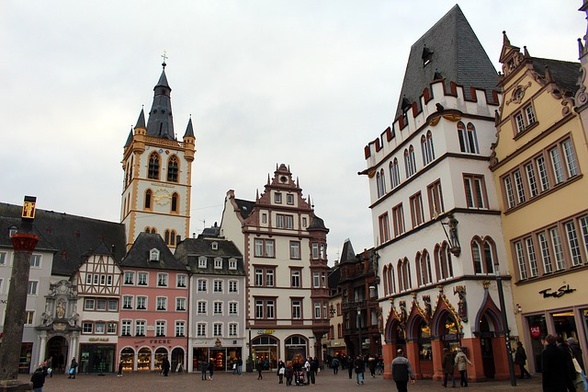 Wjechał w pieszych na deptaku w Trewirze