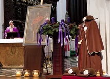 Symbolami jubileuszu są: płaszcz, kapelusz, laska i muszla pielgrzyma.