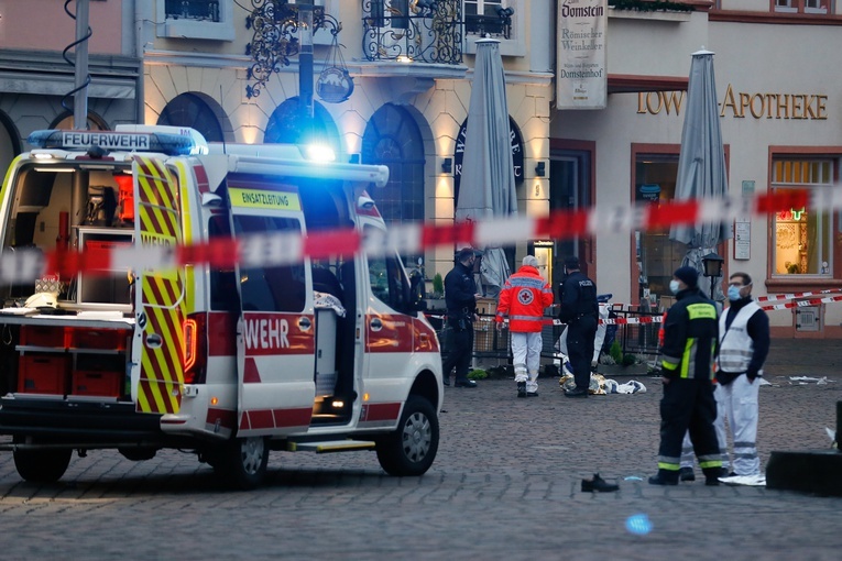 W Trewirze, gdzie samochód wjechał w przechodniów, zginęły cztery osoby