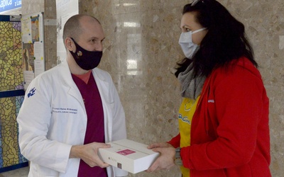 Tablet dla małych pacjentów wręczyła Anna Suchoń-Jasik, a odebrał go Rafał Ryśkiewicz.