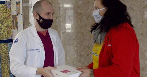 Tablet dla małych pacjentów wręczyła Anna Suchoń-Jasik, a odebrał go Rafał Ryśkiewicz.