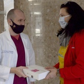 Tablet dla małych pacjentów wręczyła Anna Suchoń-Jasik, a odebrał go Rafał Ryśkiewicz.