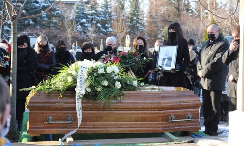 Krewni, przyjaciele i ci, którzy doświadczyli dobroci Jana Bierówki, odprowadzili go na komorowicki cmentarz.