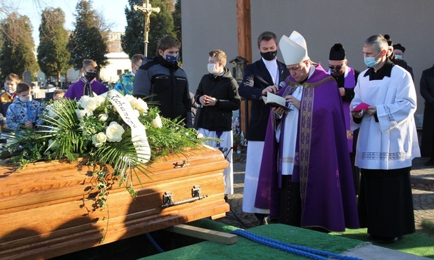 Bp Piotr Greger przewodniczył Mszy św. pogrzebowej Jana Bierówki.