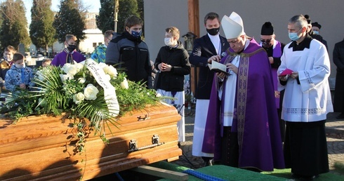 Bp Piotr Greger przewodniczył Mszy św. pogrzebowej Jana Bierówki.