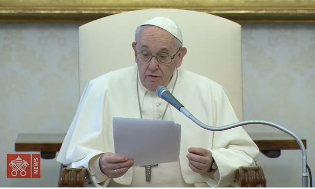 Papież Franciszek podczas wygłaszania katechezy