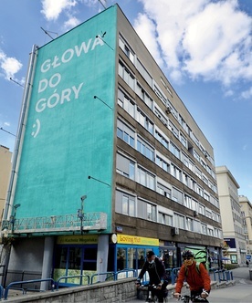 Mural przy metrze Politechnika przy ul. Waryńskiego. 21.04.2020 Warszawa